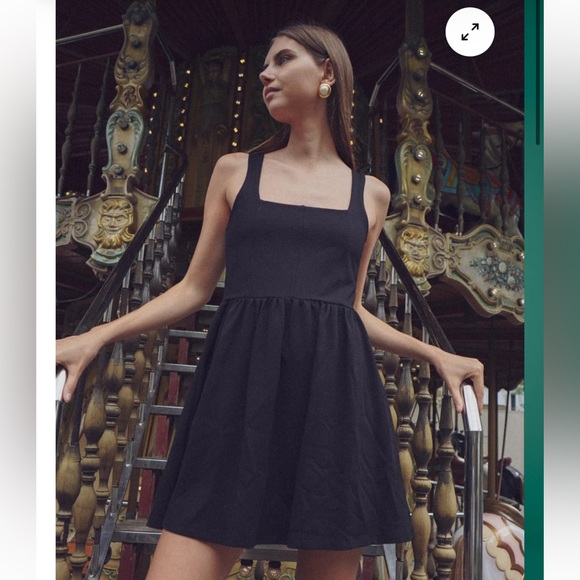Elegant Black Sleeveless Dress - Picture 1 of 12